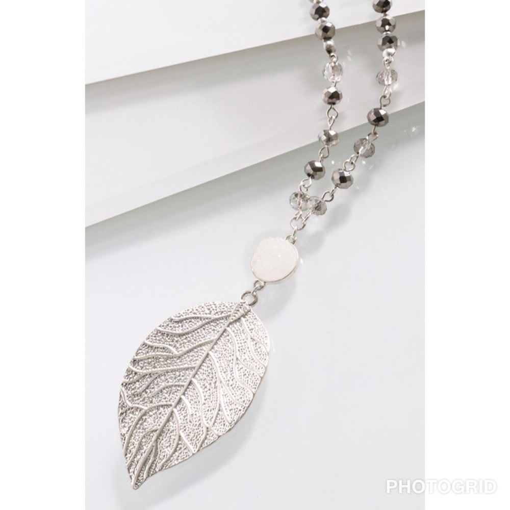 Dainty Necklace Leaf Pendant charm Long chain - Picture 3 of 6